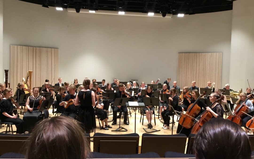 Symfoniorkestern för Kyrkslätts musikinstitut och musikinstitutet Länsi-Uudenmaan musiikkiopisto i konsertsal