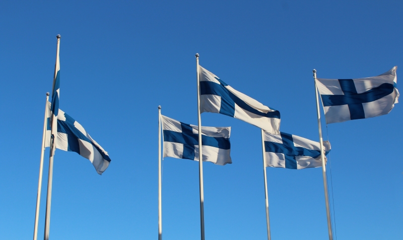 Suomen liput liehuvat