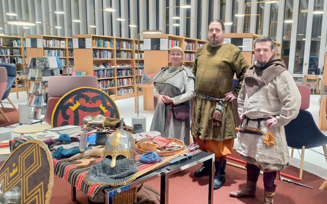 Kalevan Kaarti esitteli viikinkiaikaisia esineitä. Keskellä kaartiin kuuluva historiantutkija Harri Hihnala, joka luennoi viikinkiaikaisesta sodankäynnistä.