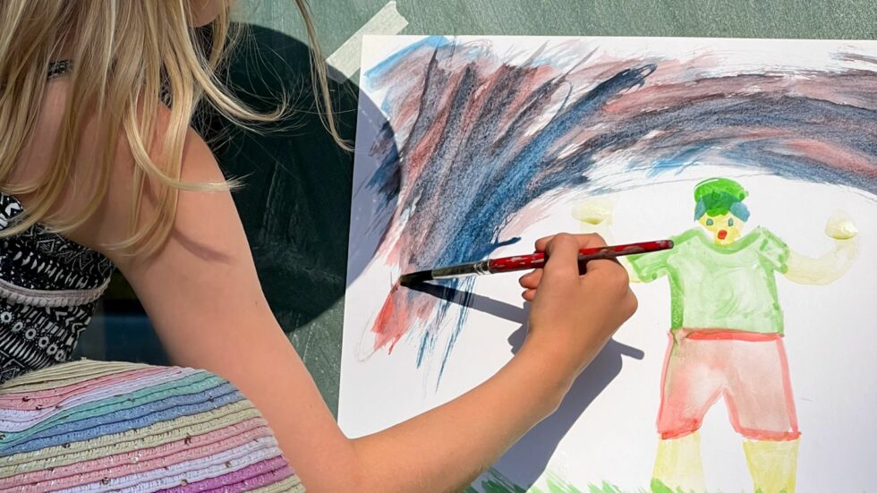 Barn målar med akvareller